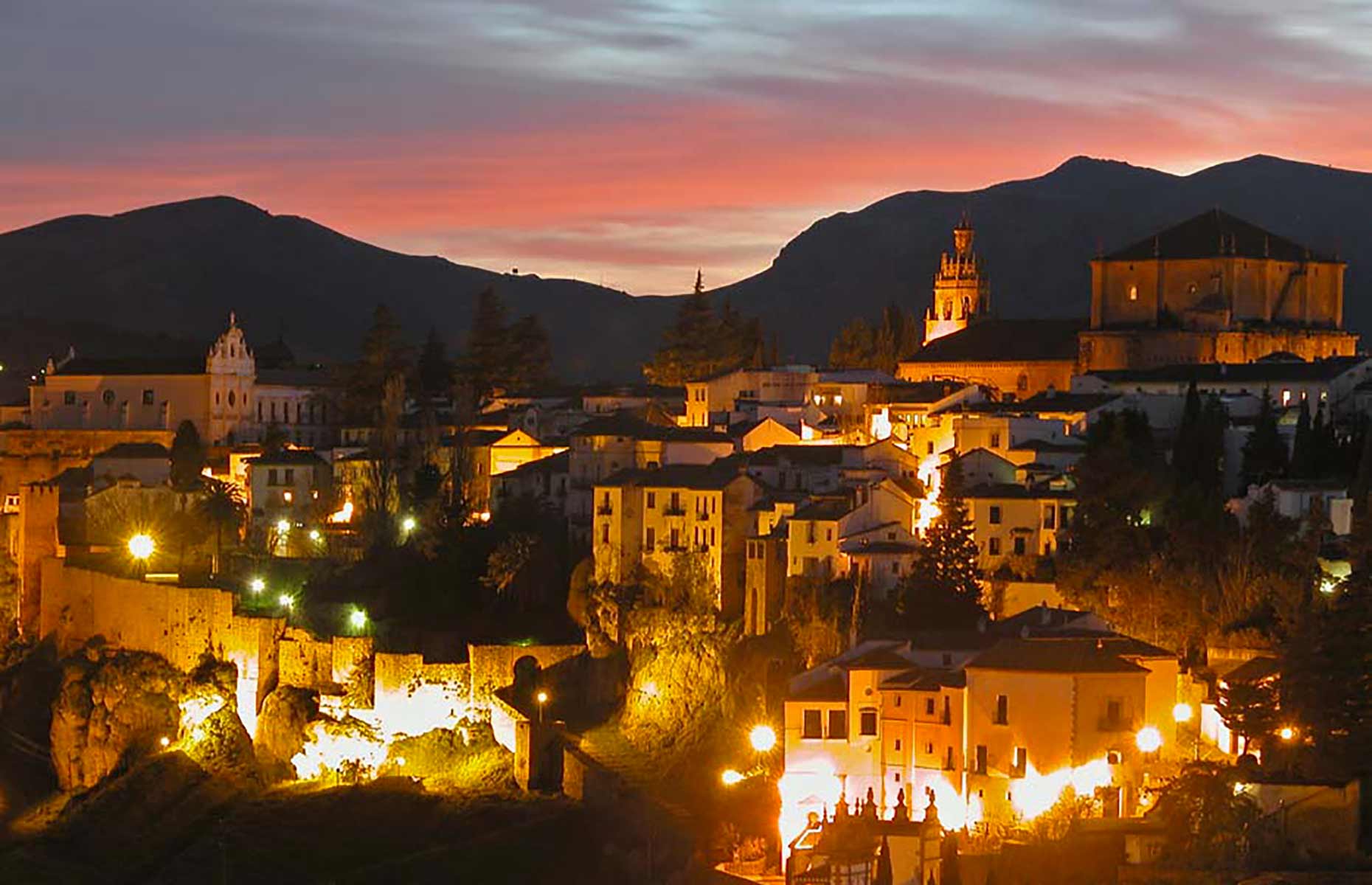 Vue de nuit sur la ville d'Arcos de la Frontera en Espagne.