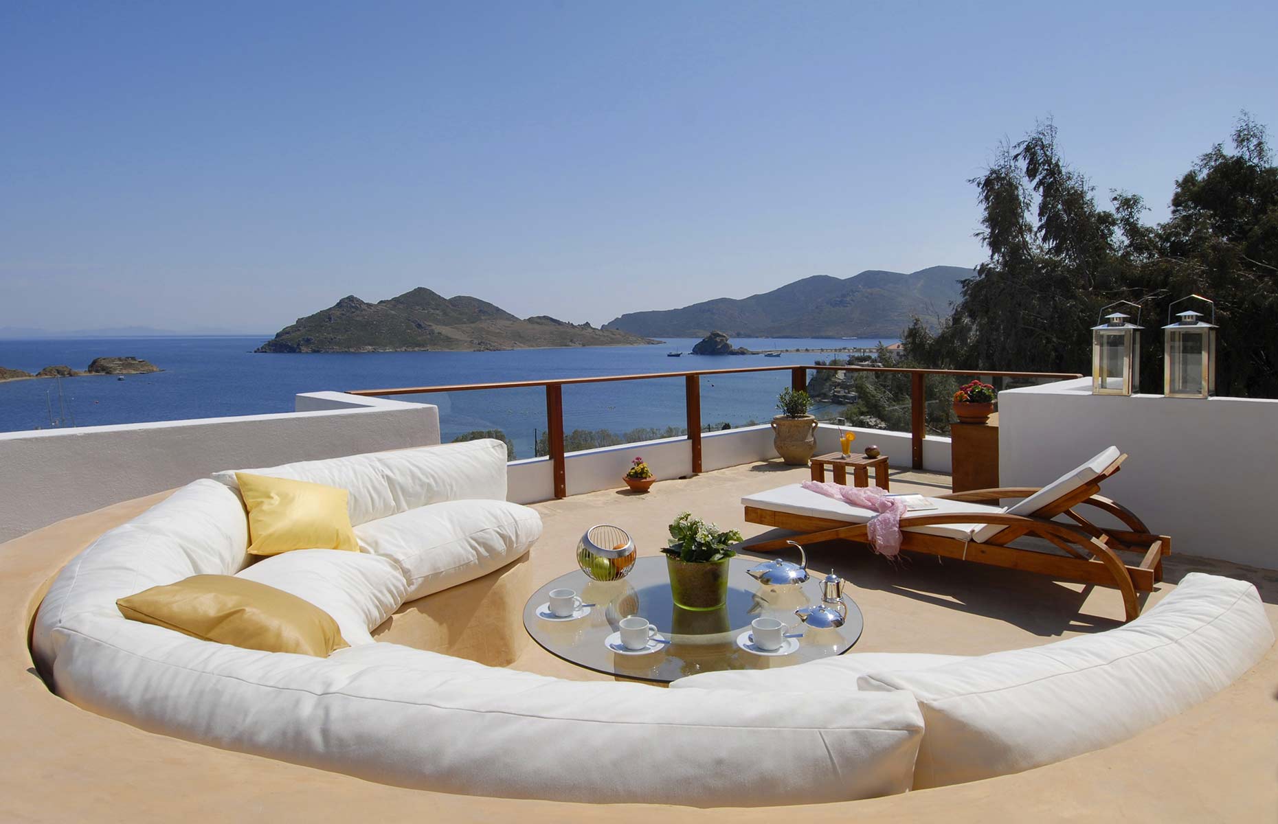 Suite privée avec vue sur la mer au Petra Hôtel et Suites en Grèce.