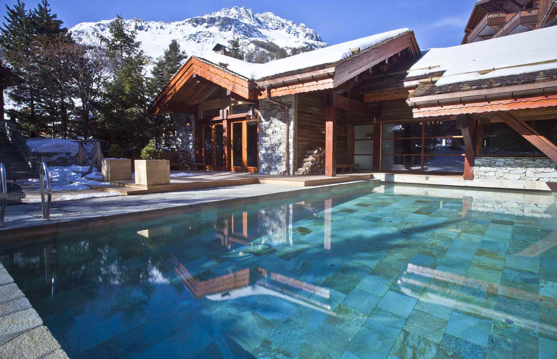 Piscine extérieure chauffée Spa by Clarins Le Blizzard - Hôtel Val d'Isère, Savoie