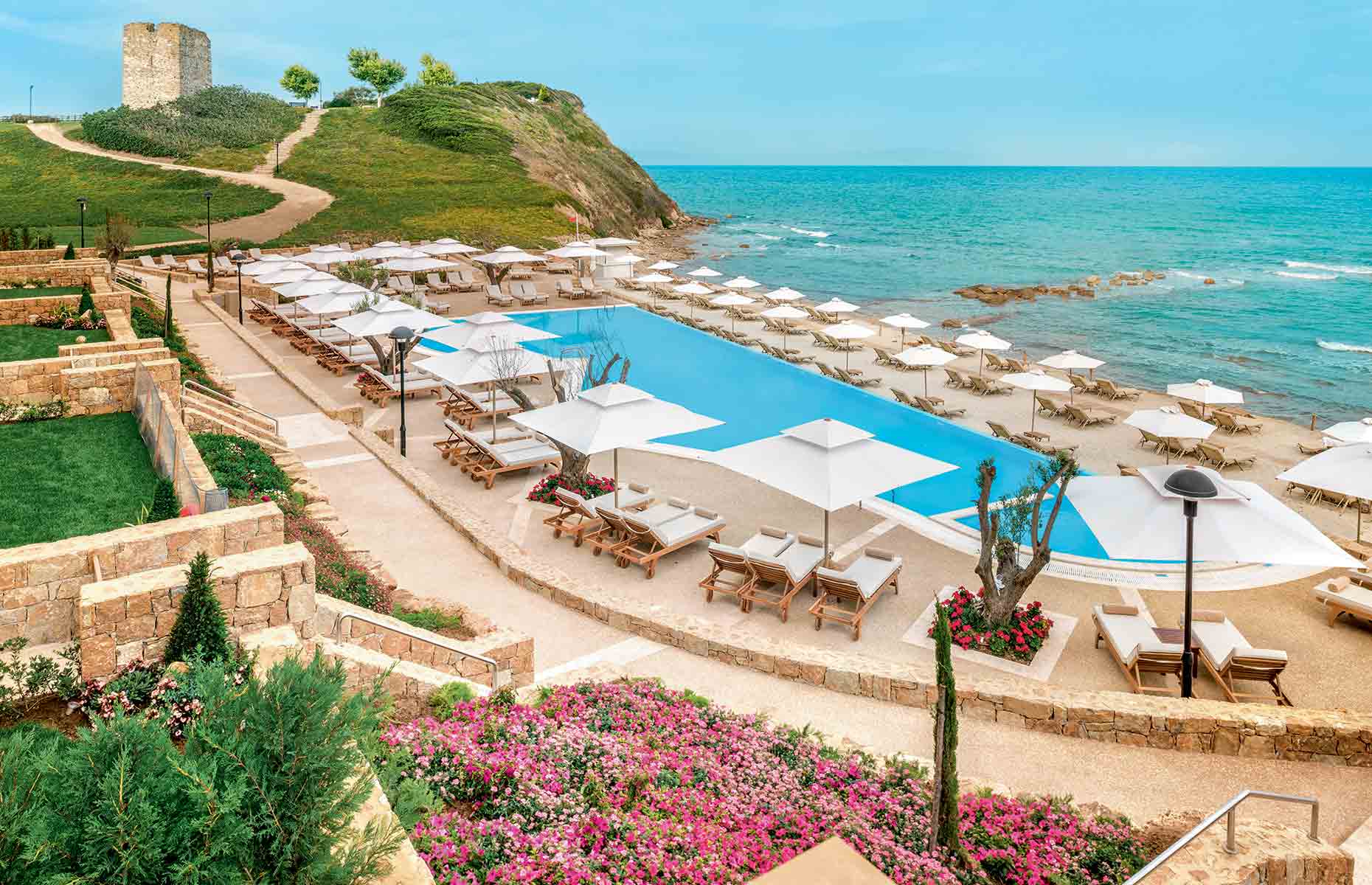 Piscine de l'hôtel Sani avec vue sur la mer.