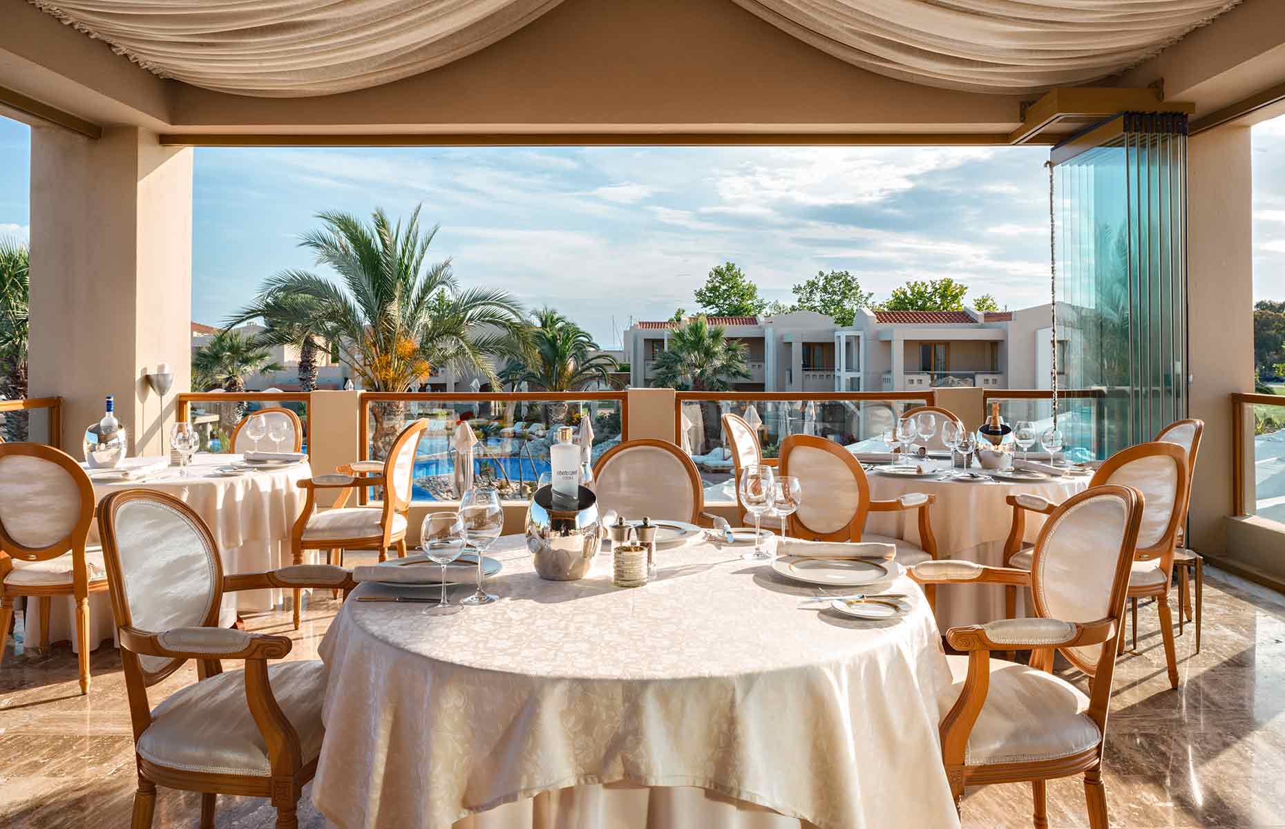 Le restaurant de l'hôtel bien-être Porto Sani au Sani Resort en Grèce.