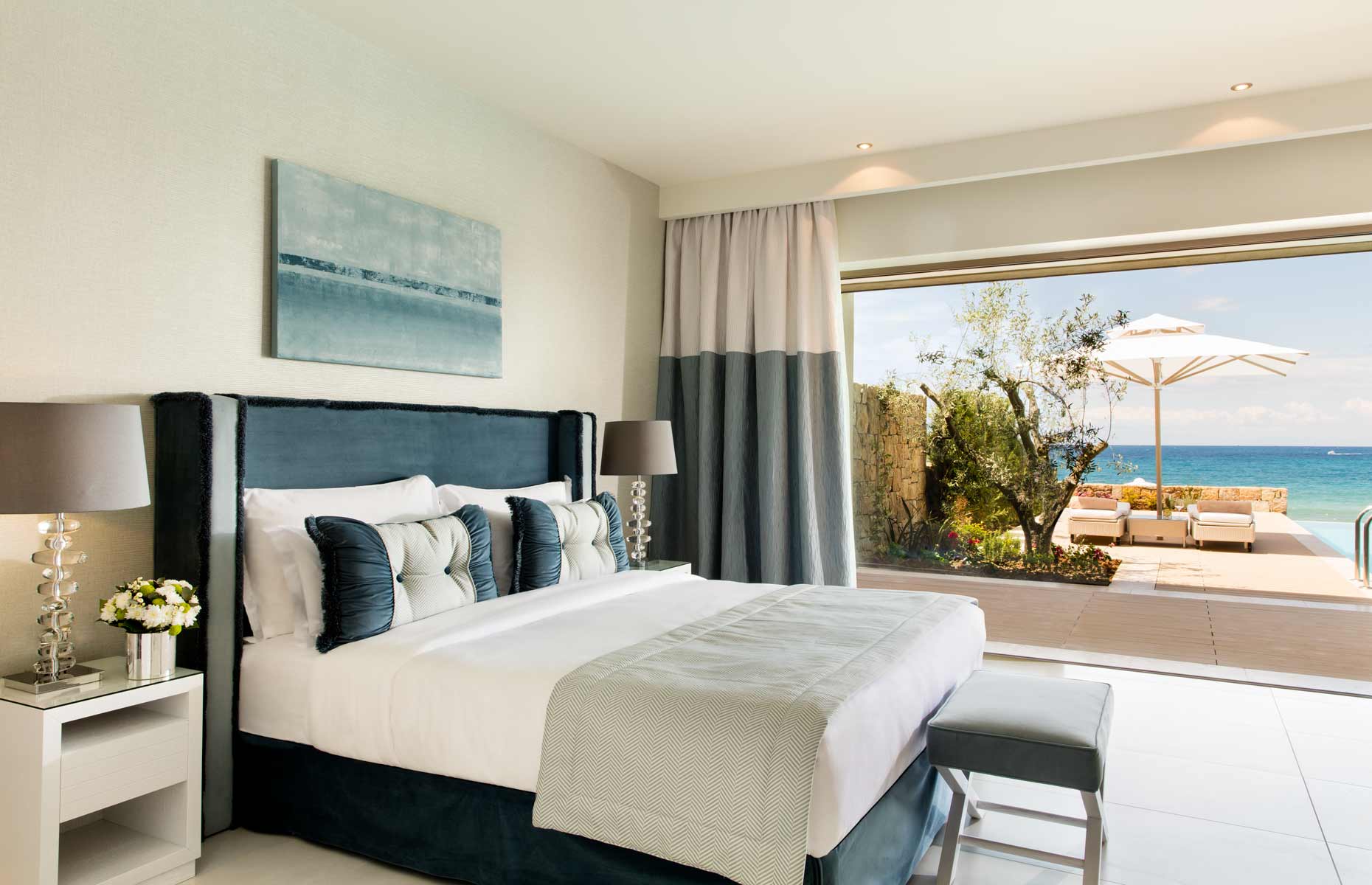 Suite Famille privée de l'hôtel Sani Resort avec vue mer et piscine privative.