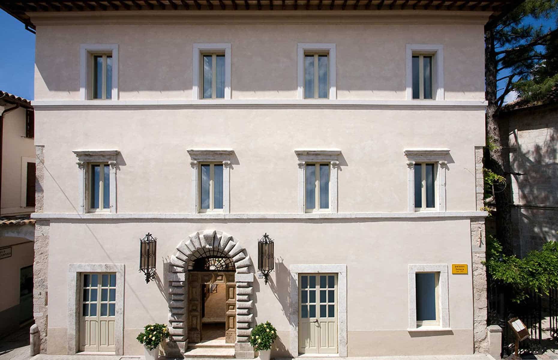 Façade Palazzo Seneca - Hôtel Ombrie, Italie