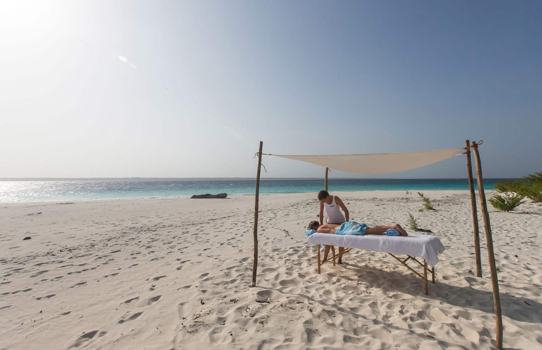 Massage sur la plage AndBeyond Mnemba Island - Séjour Mnemba, archipel de Zanzibar