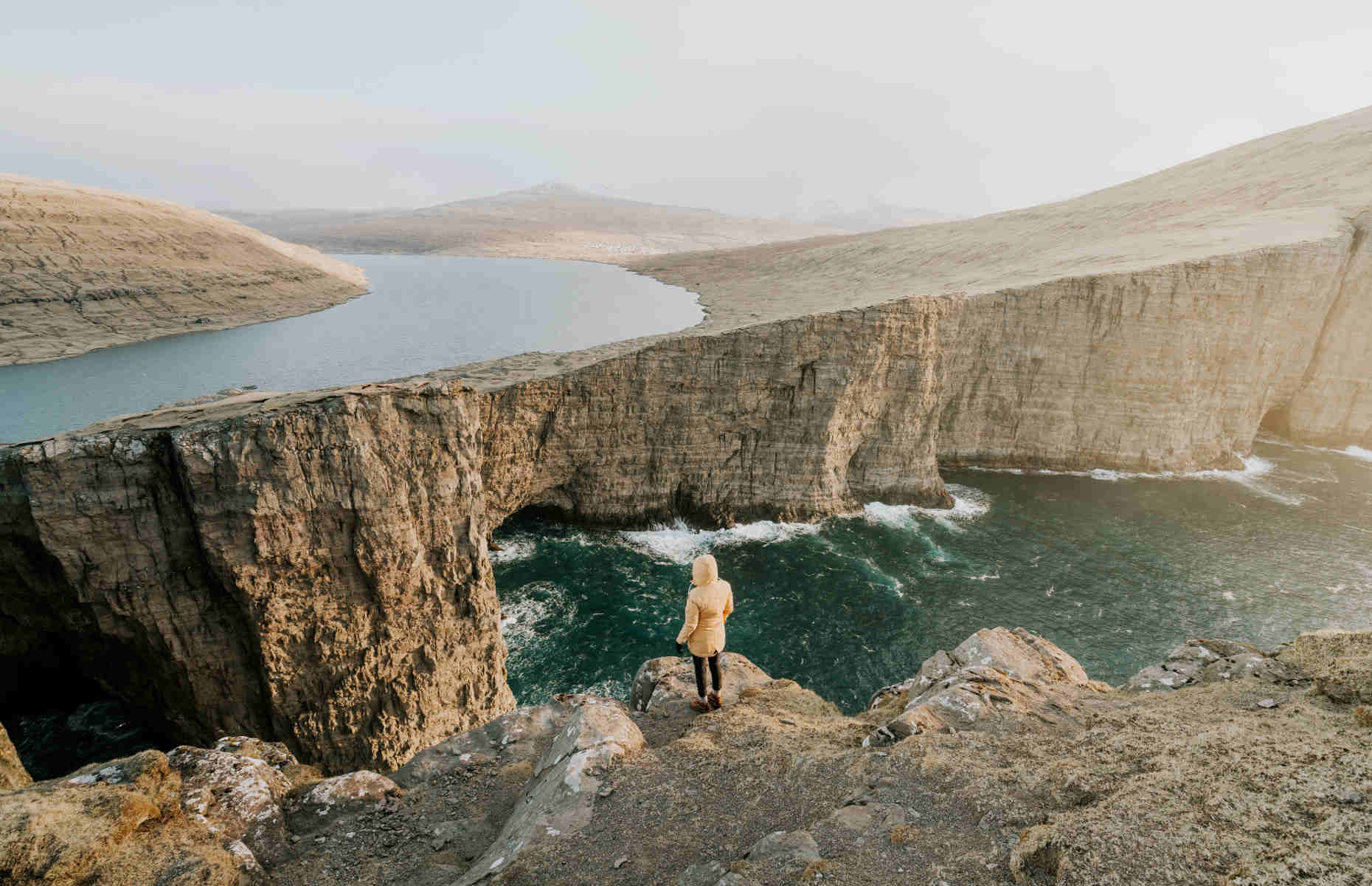 Sørvágsvatn, île de Vágar © Renée Hahne / visitfaroeislands.com - Voyage Iles Féroé